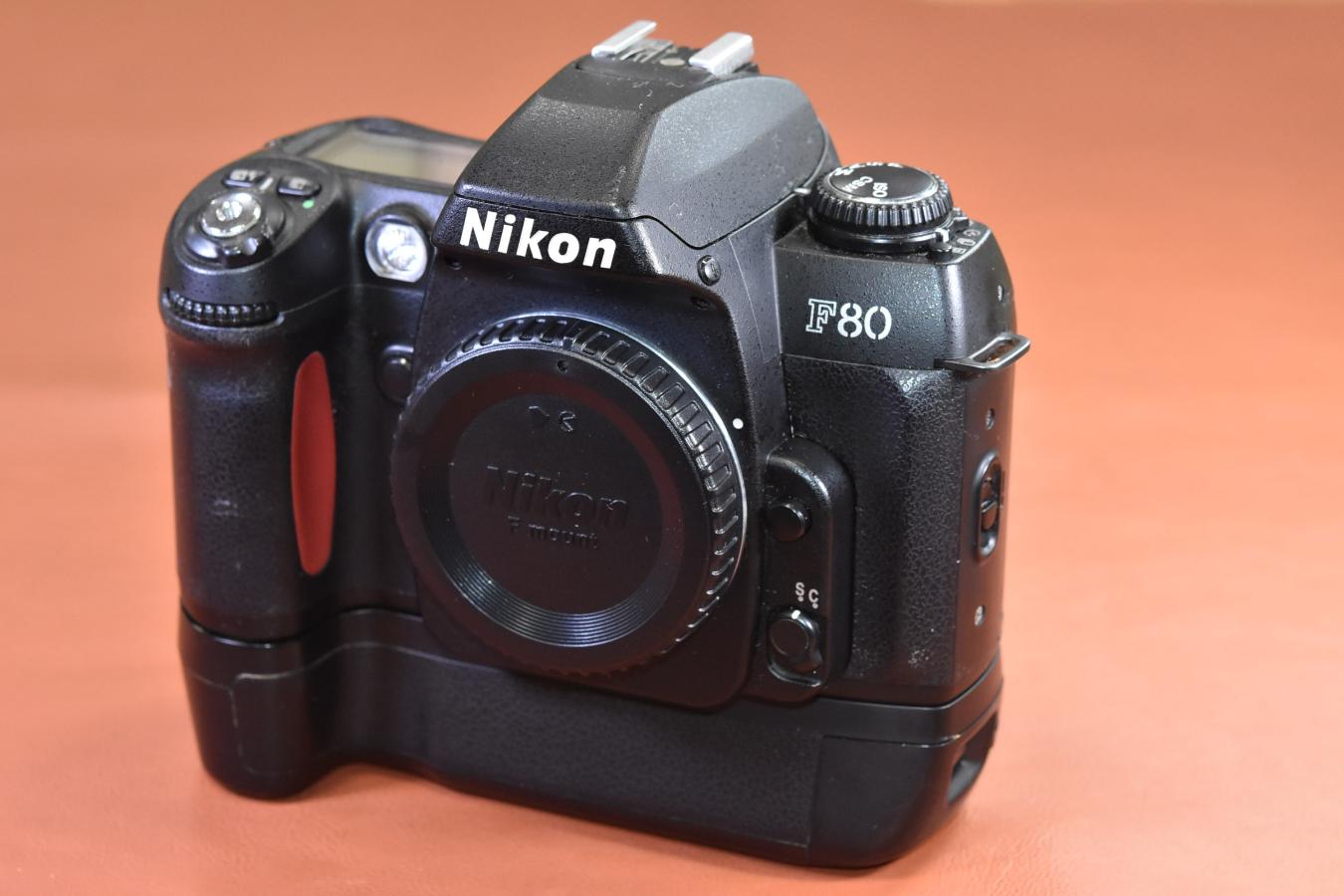 Nikon F80D MB-16付
