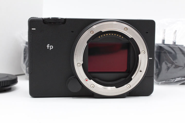 ＜＜化粧箱（内箱）付き！！＞＞【美品】SIGMA シグマ フルサイズミラーレス一眼カメラ fp ボディ #LE2025416