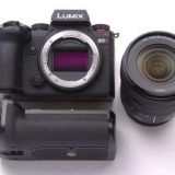 LUMIX DC-S5M2K 標準ズームレンズキット + DMW-BGS5 バッテリーグリップ